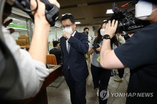 고 김홍영 검사를 폭행해 극단적 선택에 이르게 한 김대현 전 부장검사가 지난해 7월 6일 오후 서울 서초구 서울중앙지법에서 열린 1심 선고 공판에서 징역 1년을 선고 받은 뒤 법정을 나서고 있다. <연합뉴스>